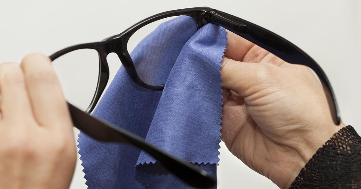 Cómo limpiar las gafas graduadas: qué hacer y qué no
